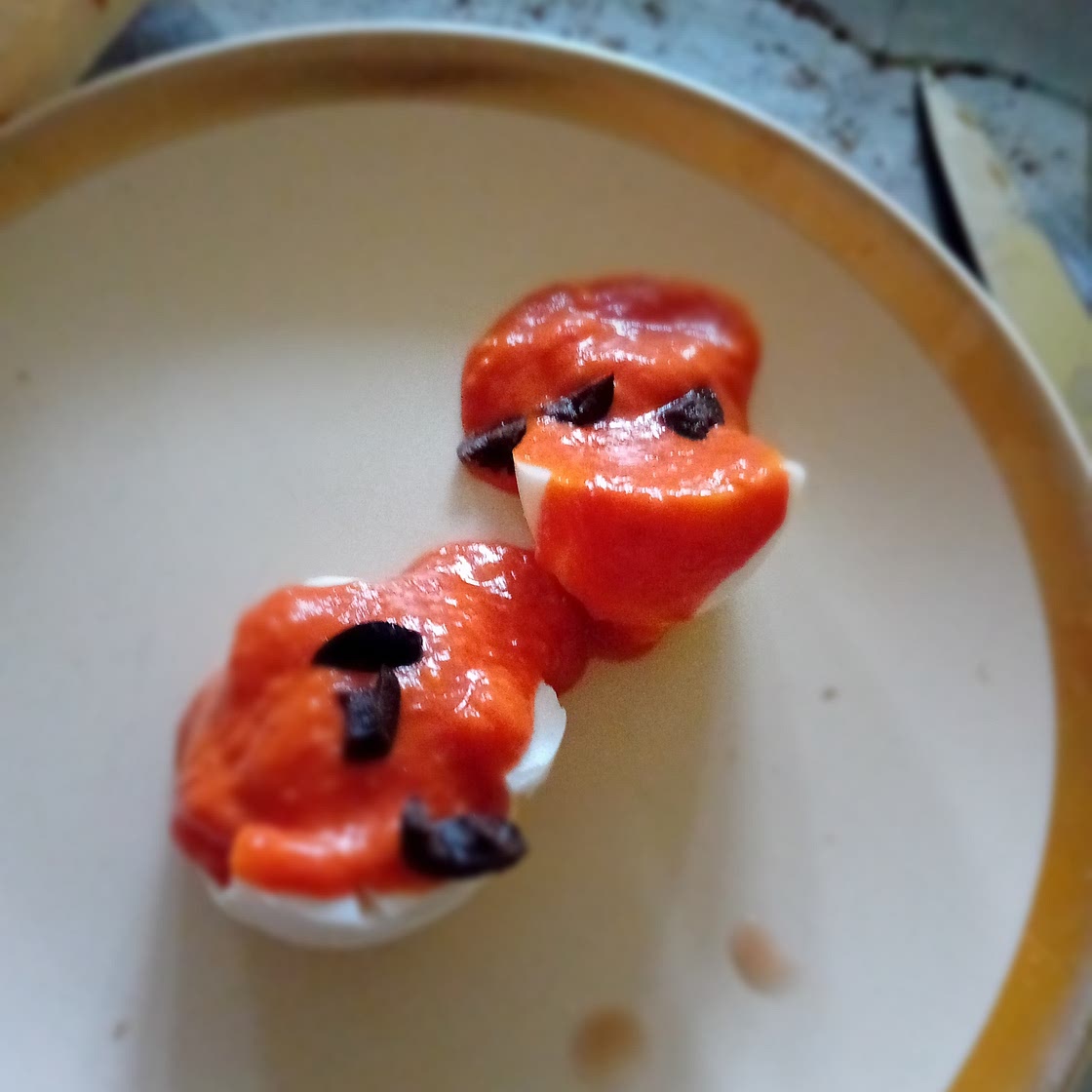 huevos con mayonesa y tomate