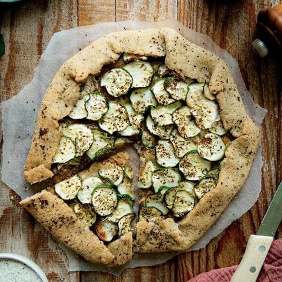 Tarte rustique aux oignons confits et courgettes, facile et rapi
