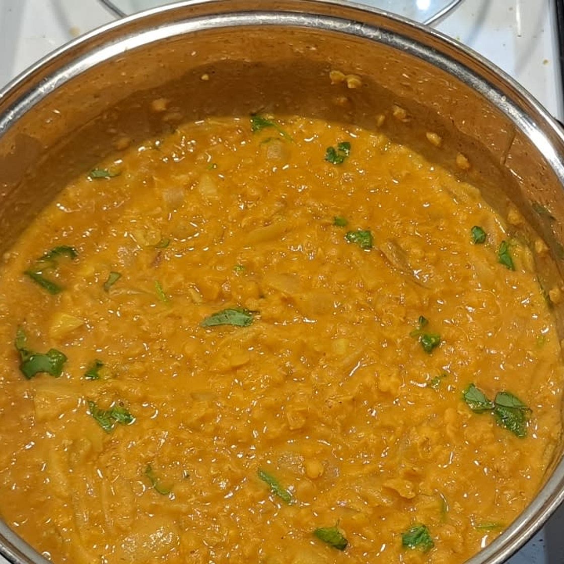 Dahl de lentilles corail au curry et lait de coco