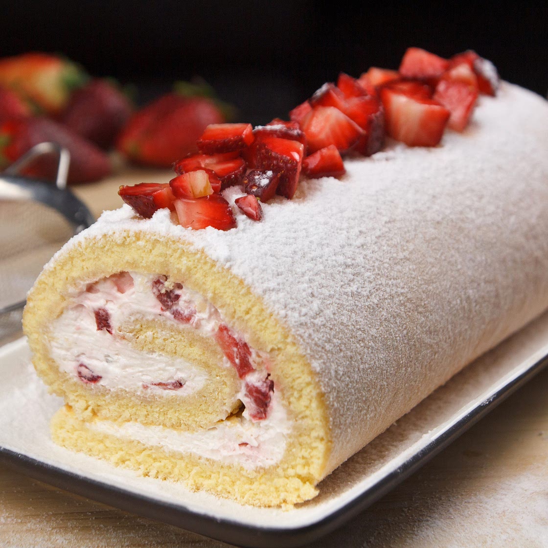 Rotolo di pan di Spagna alle fragole: la ricetta del dessert morbido e profumato