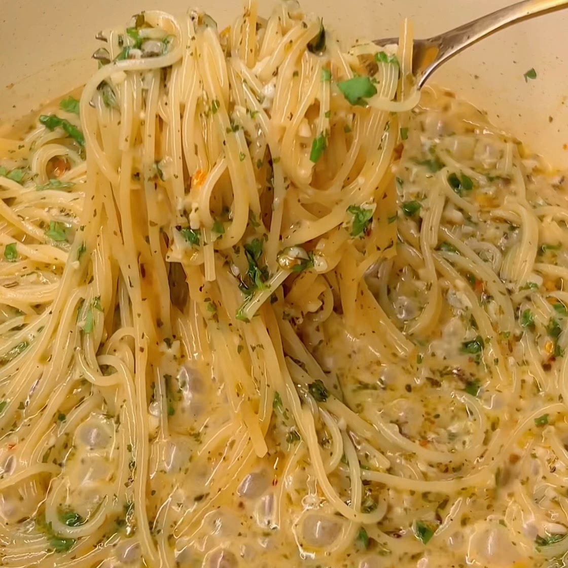 GARLIC BUTTER PASTA - That Foodie Girl