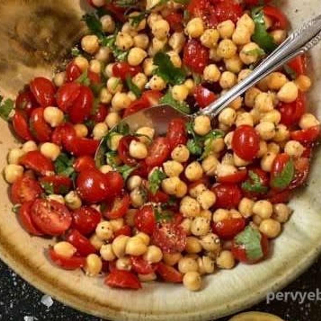 Salat s pomidorami i nutom