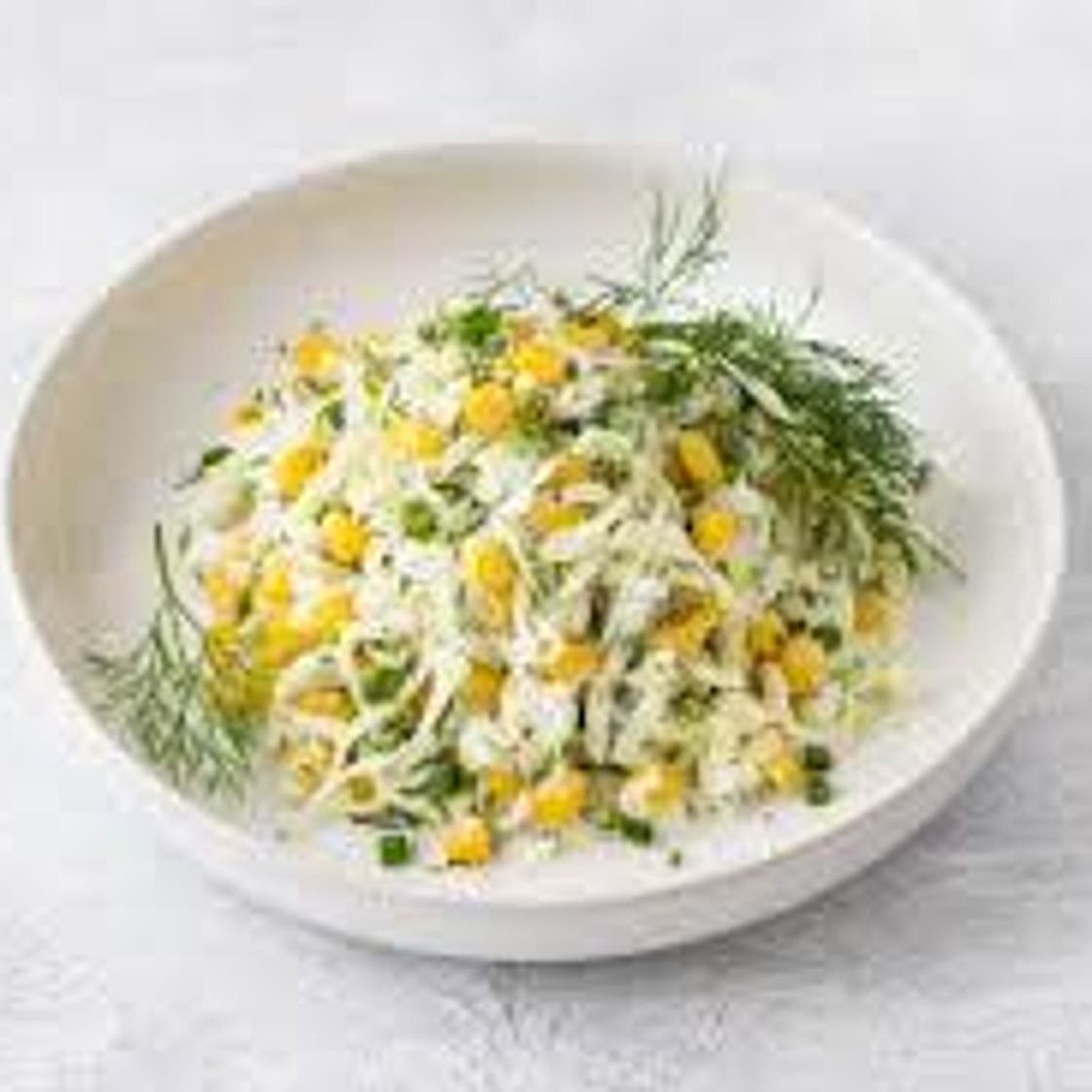Salat s kapustoj i kukurusoj