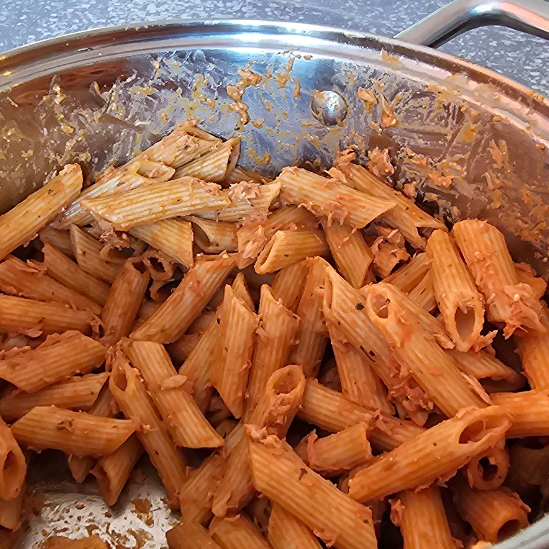 Pasta with tomato sauce and tuna