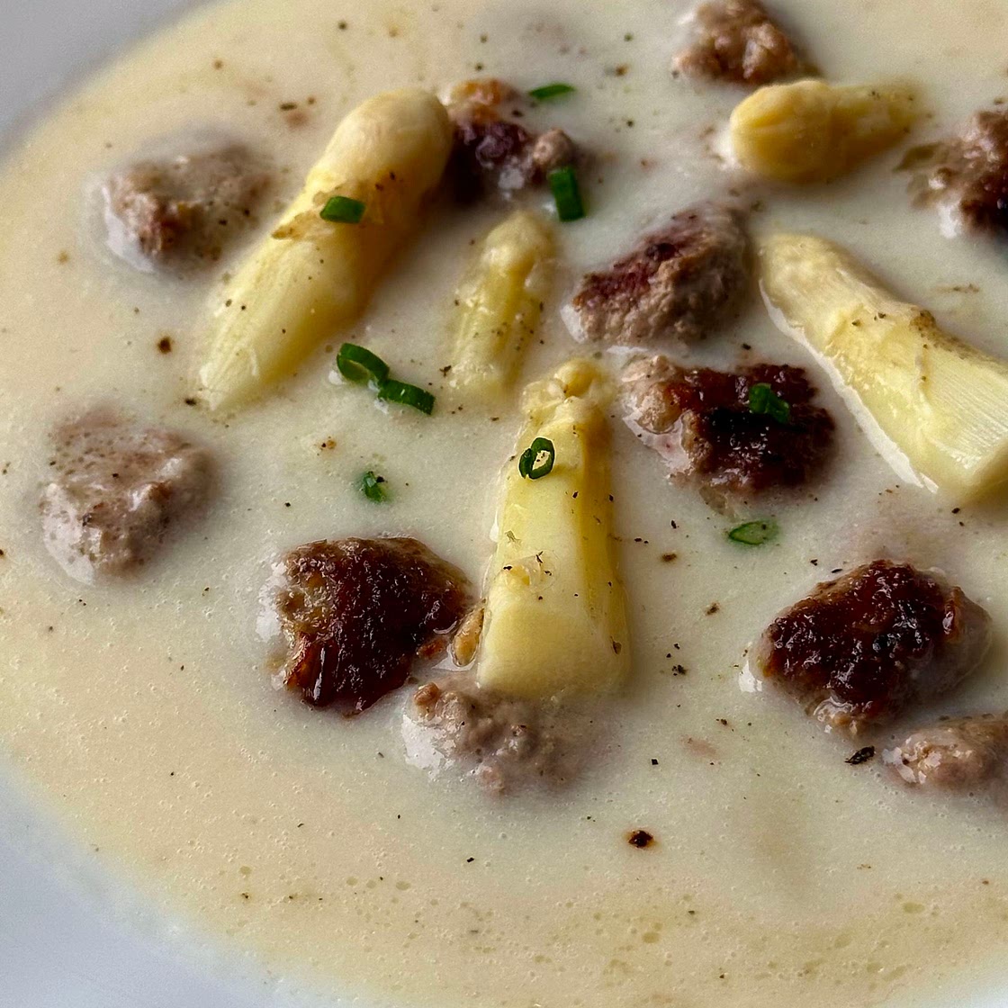 Creamy Asparagus Soup with Meatballs 