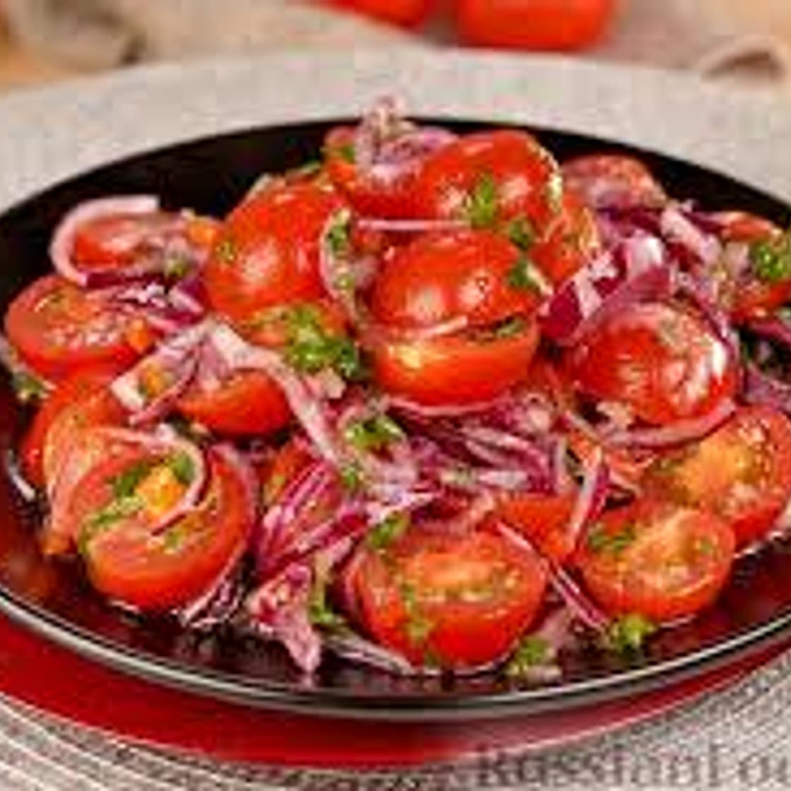 Salat s pomidorami i orehovoj sapravkoj