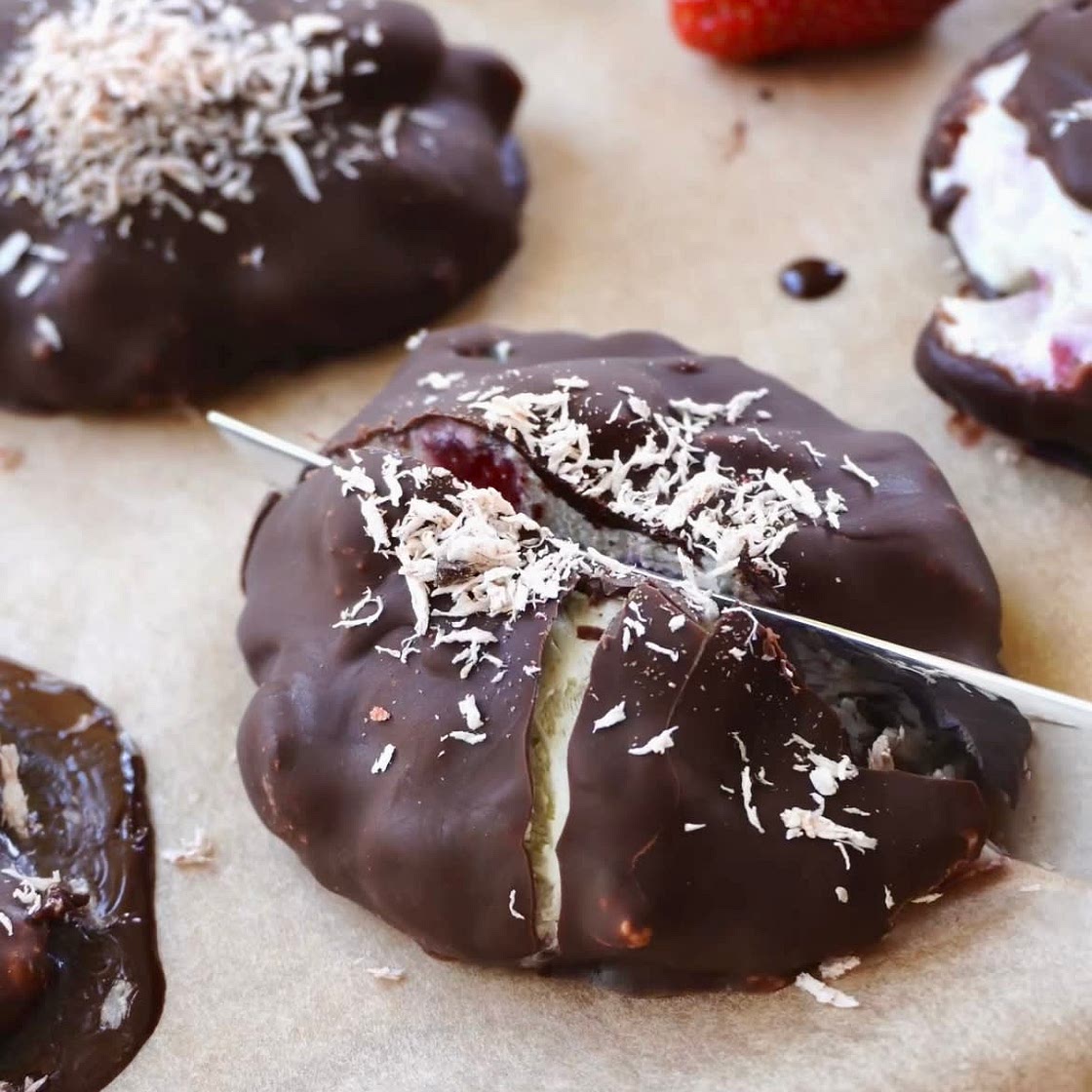 Vegan high-protein Frozen Joghurt Strawberry Bites