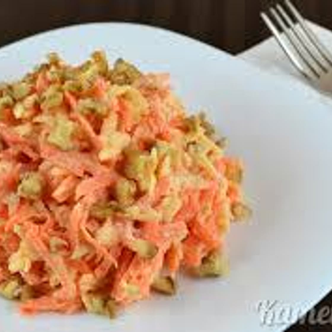 Salat is yabloka i morkovi