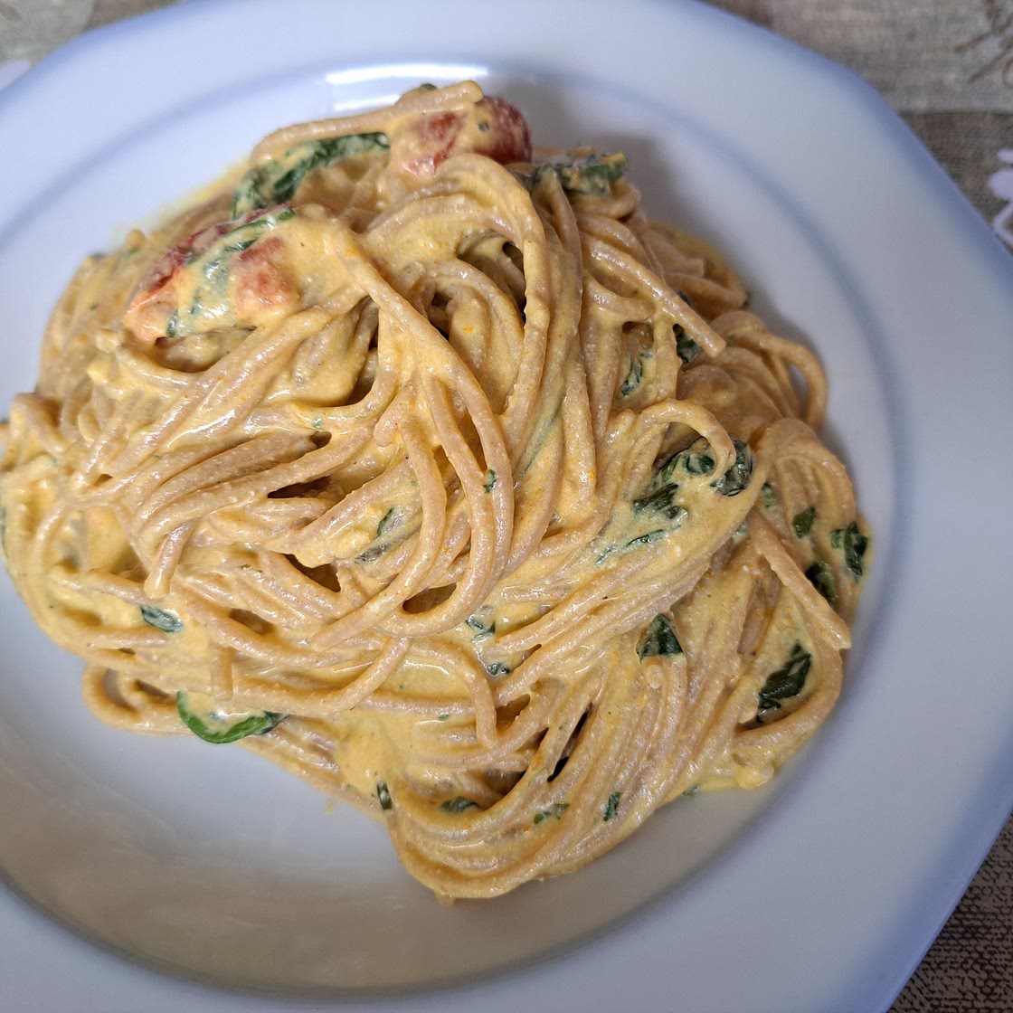 Nudeln mit cremiger baked Spinat-Kürbis Soße