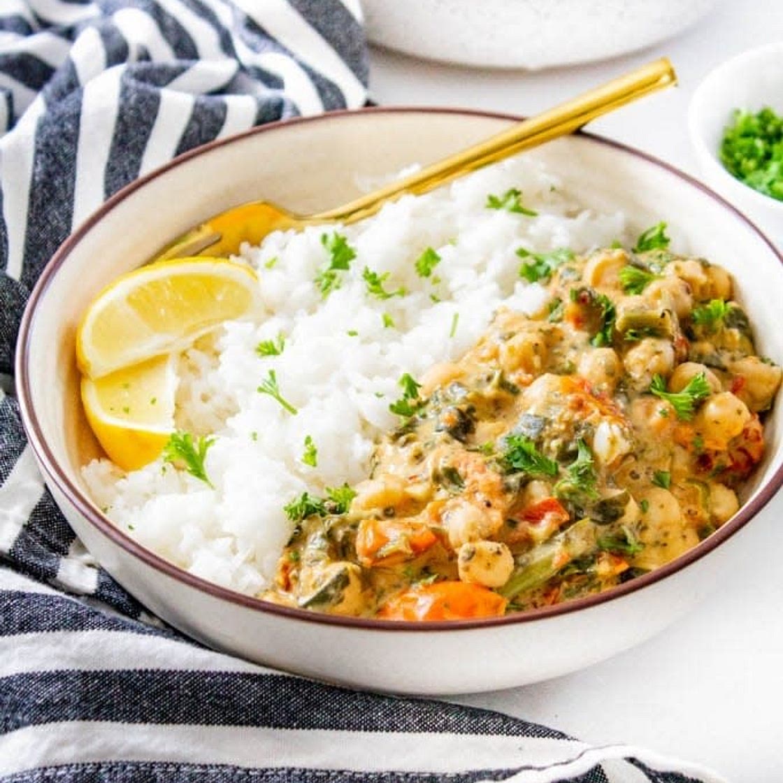 Geschmorte Kichererbsen-Bowl mit Reis