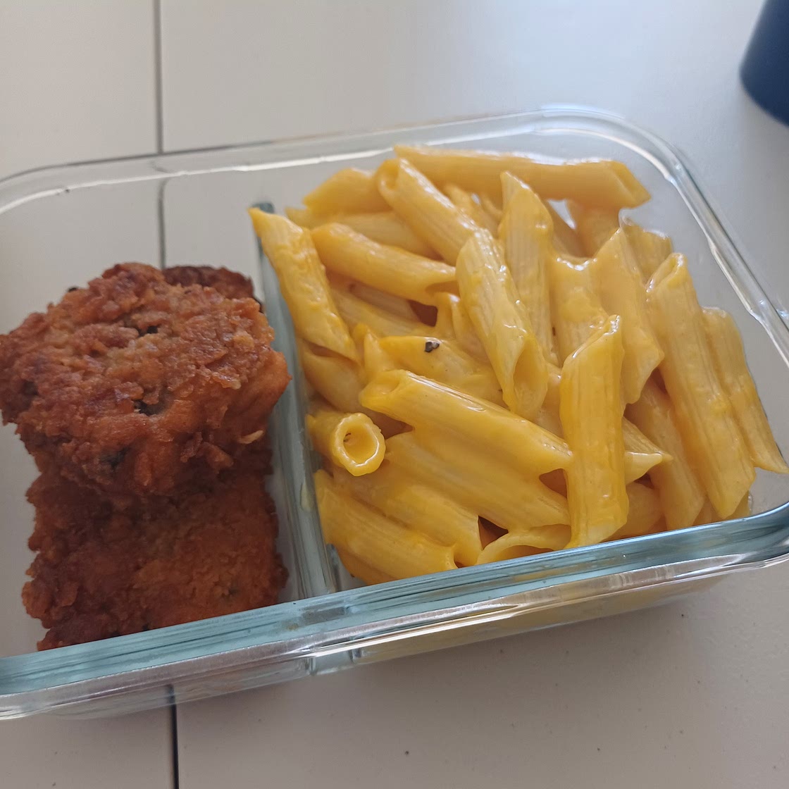 Pescado empanizado con macarrones con queso