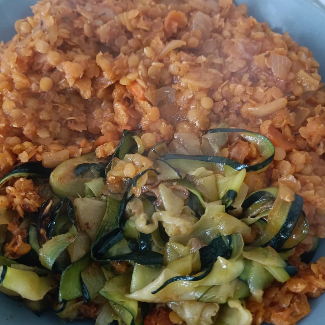 Zucchini-Nudeln mit Linsenbolognese
