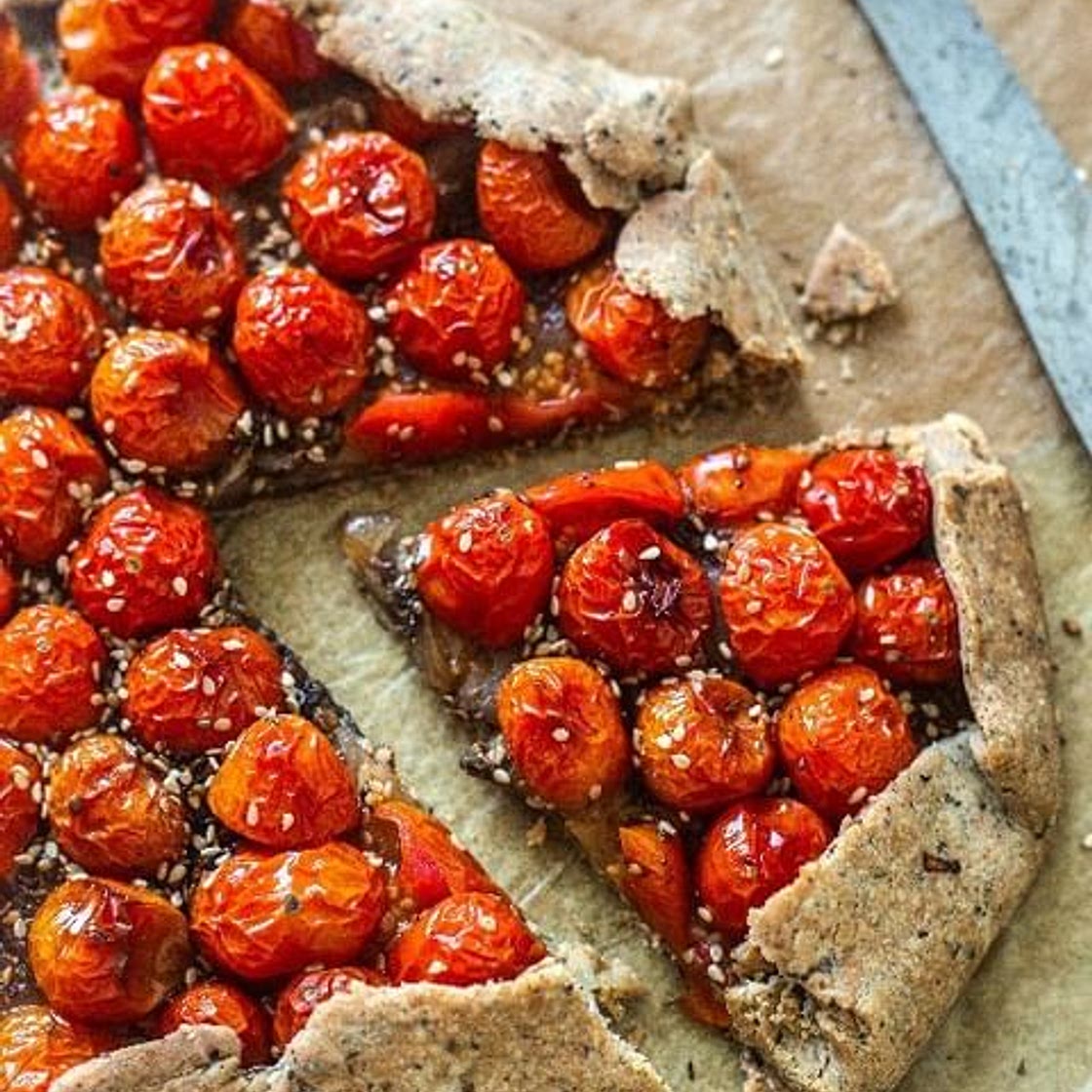Tarte rustique aux tomates cerises et oignons confits et pâte à 