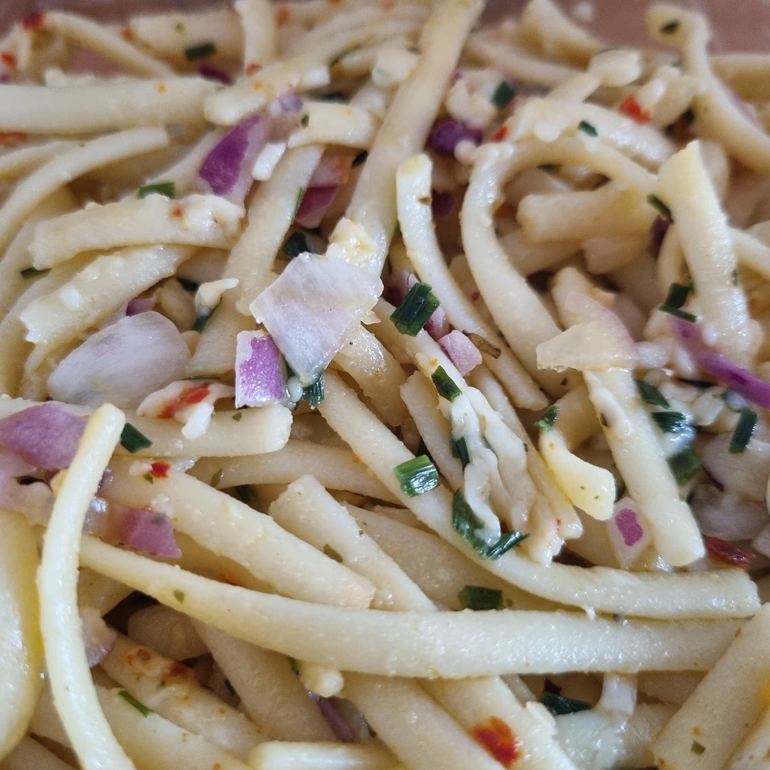 Nudelsalat mit Knoblauch und Käse