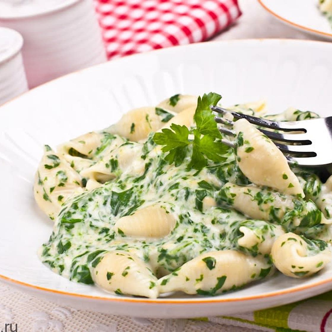 Pasta s belym sousom i spinatom