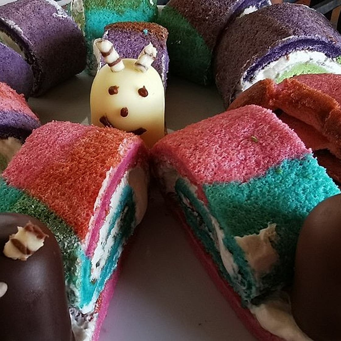 Regenbogen-Biskuit-Schnecken
