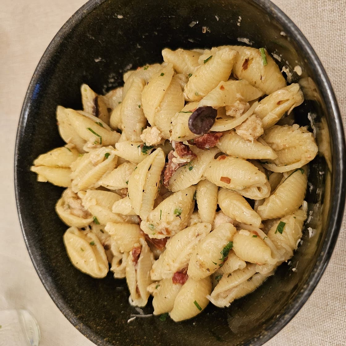 Tuna pasta with olive oil and garlic