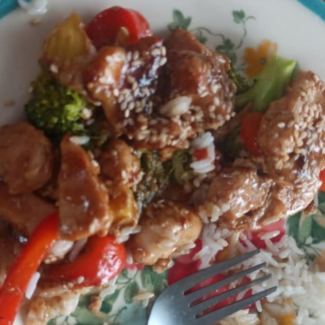 Pollo al sésamo con arroz y brócoli