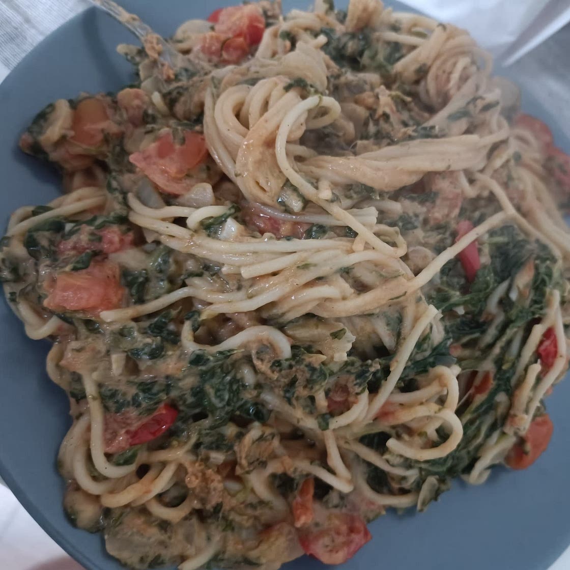 Tagliatelle in veganer Spinat-Erdnuss-Sauce