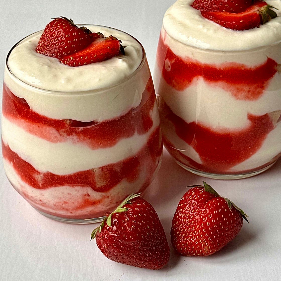 10 minute Strawberry Trifle Pots 
