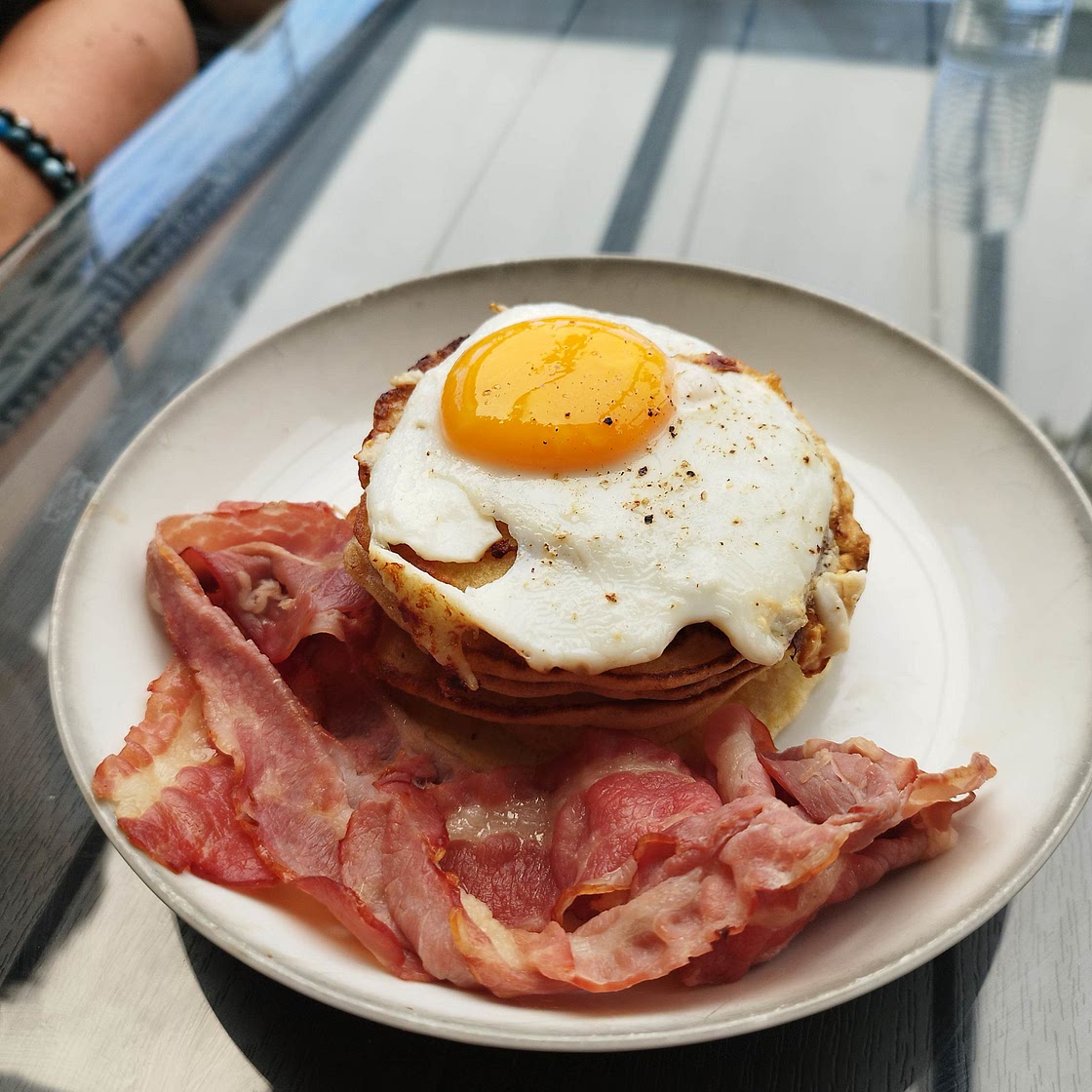 Pancakes avec œuf et bacon