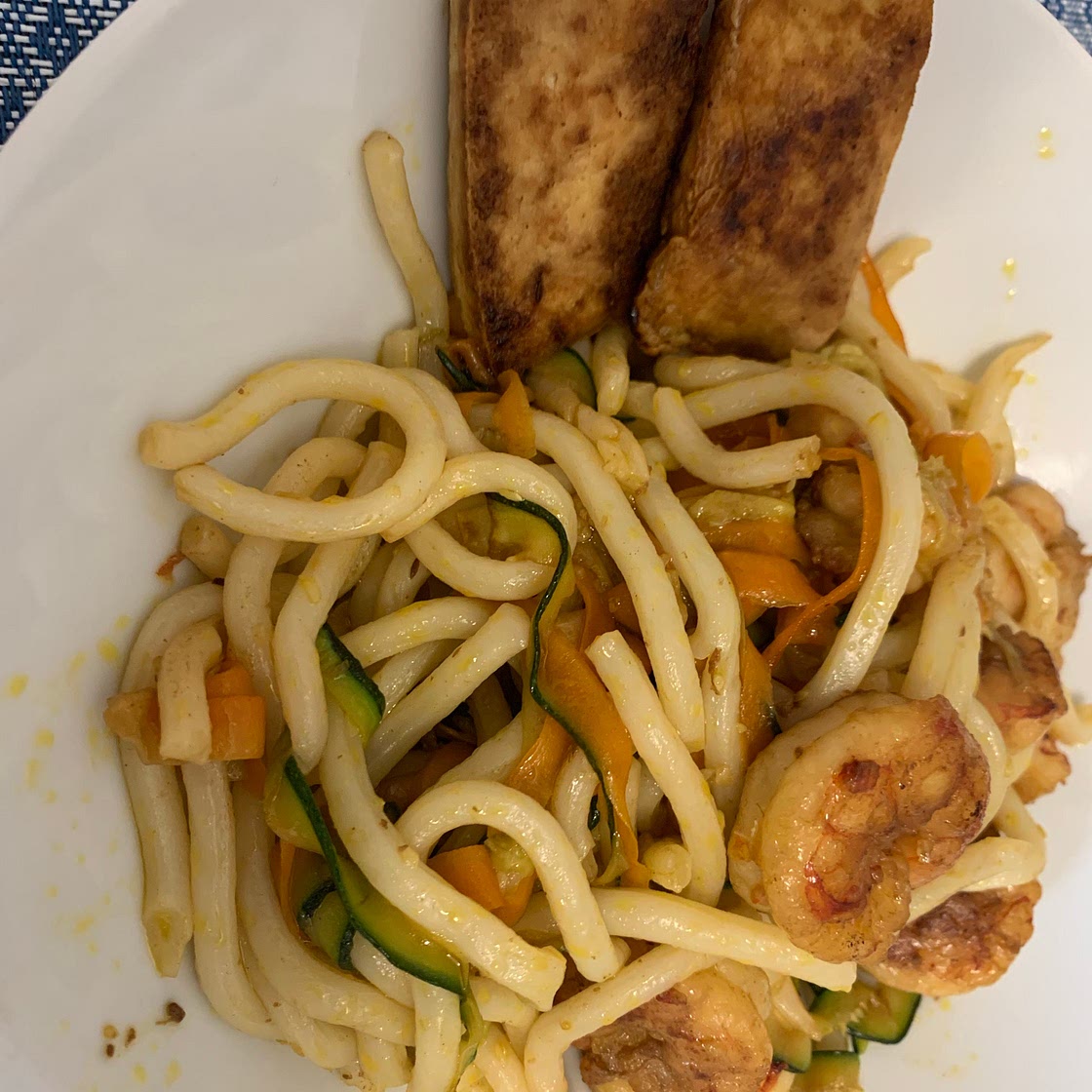 Udon con verdure e gamberi