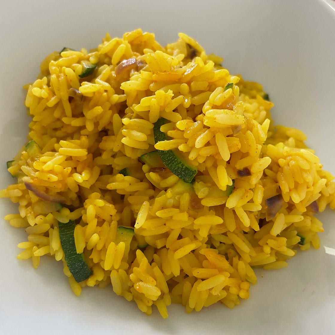 Kurkuma-Reis mit Zucchini