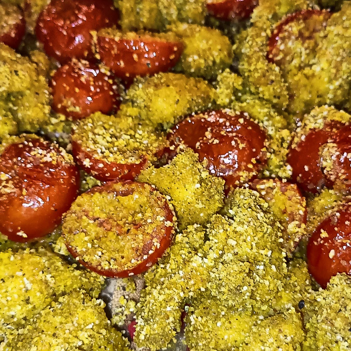 Bocconcini di pollo, curcuma e pomodorini al forno