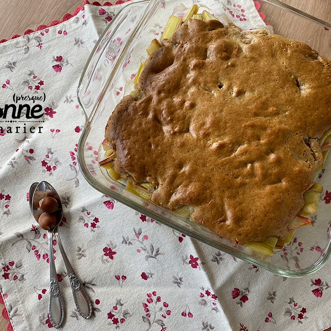 Cobbler à la rhubarbe et touche de noisette