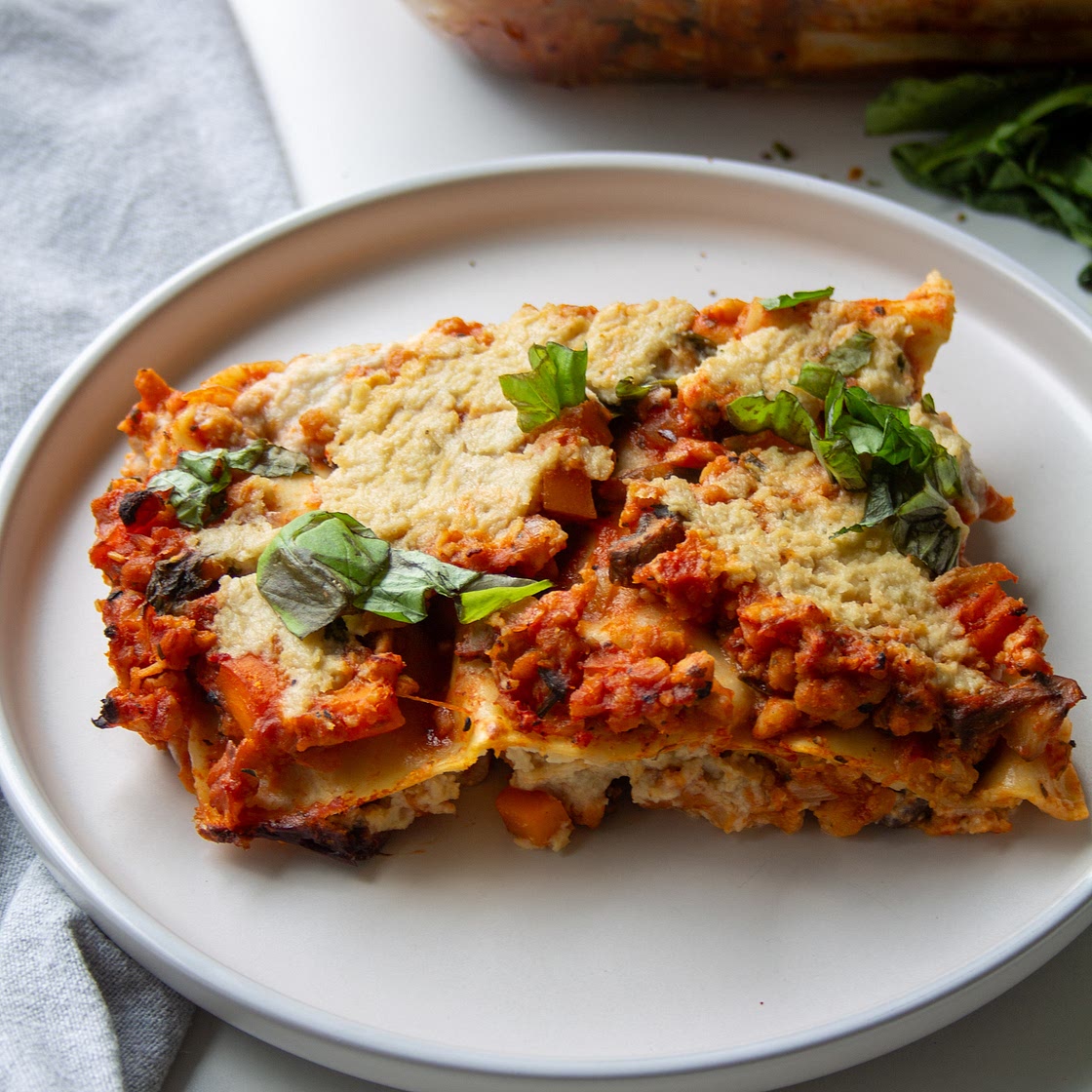Vegane proteinreiche Gemüse-Lasagne