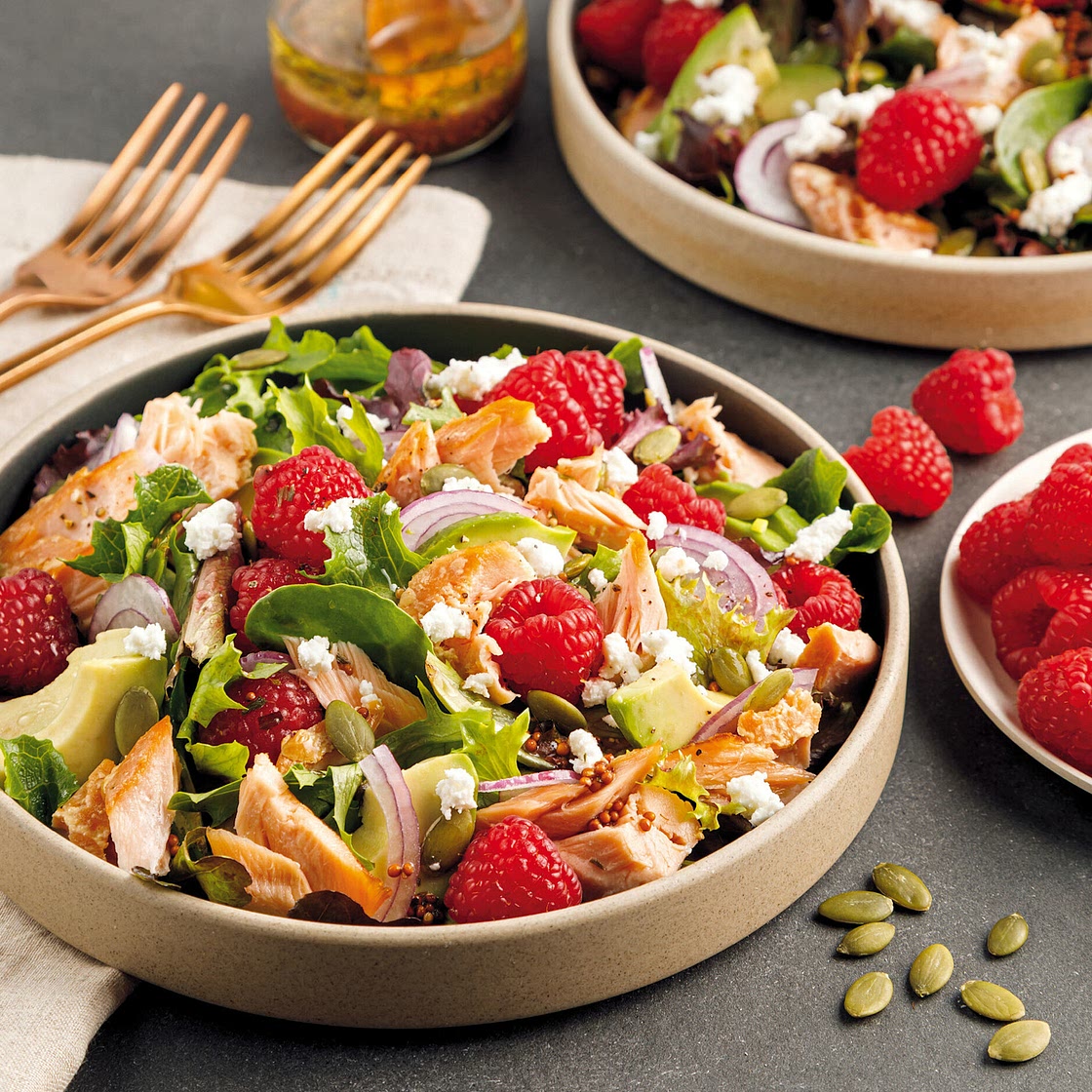 Salade au saumon et framboises