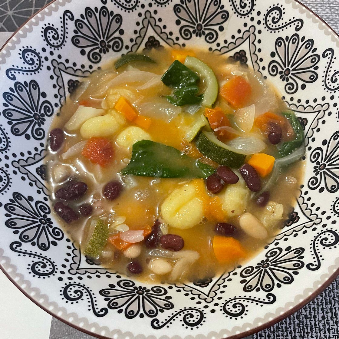 SIMPLE, HEALTHY MINESTRONE SOUP