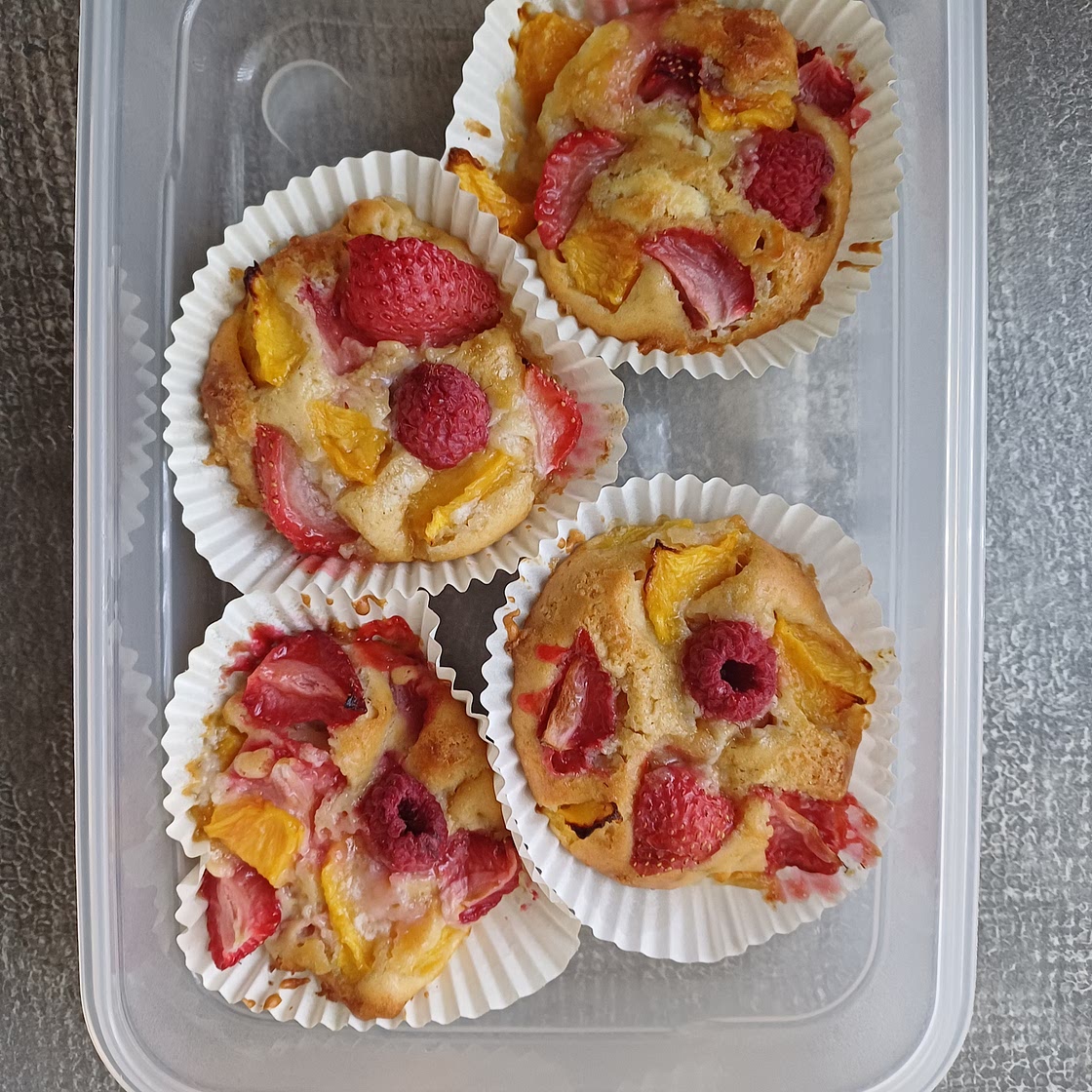 Muffins met fruit en witte chocolade