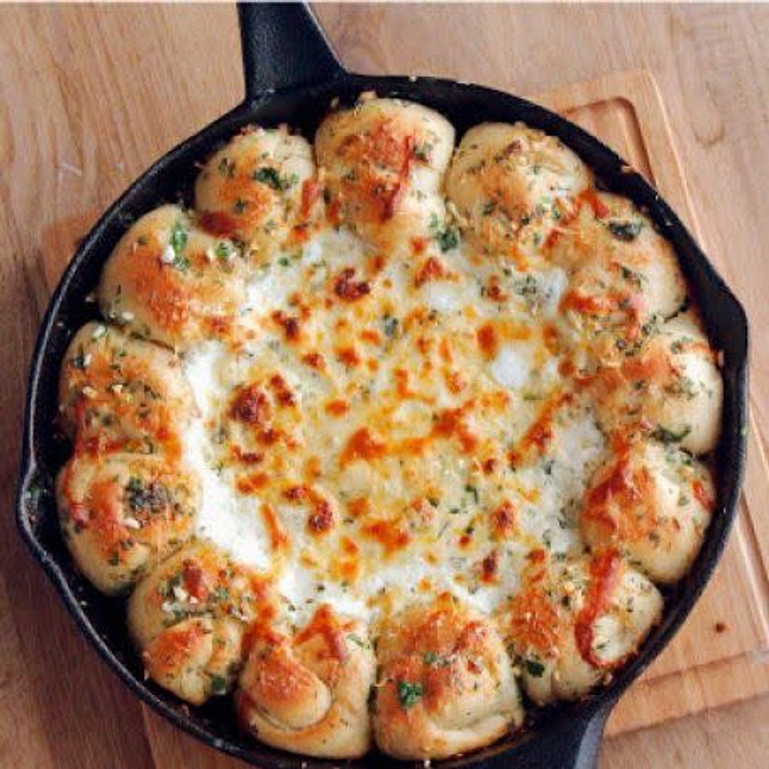 Cheesy Garlic Knot Pizza Dip