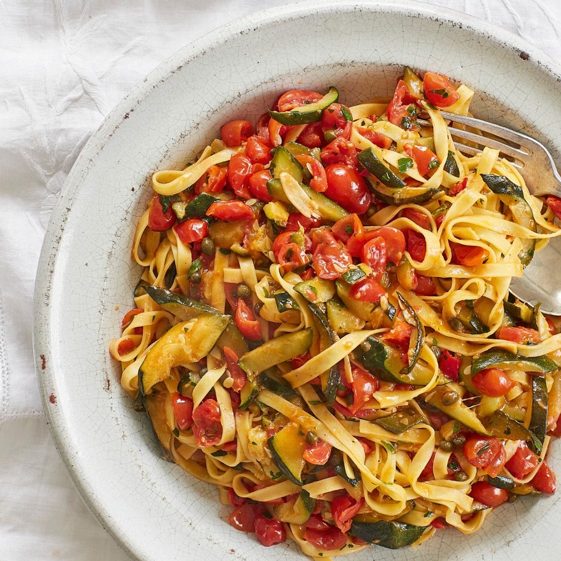 Tagliatelle with tomatoes, courgettes and capers recipe
