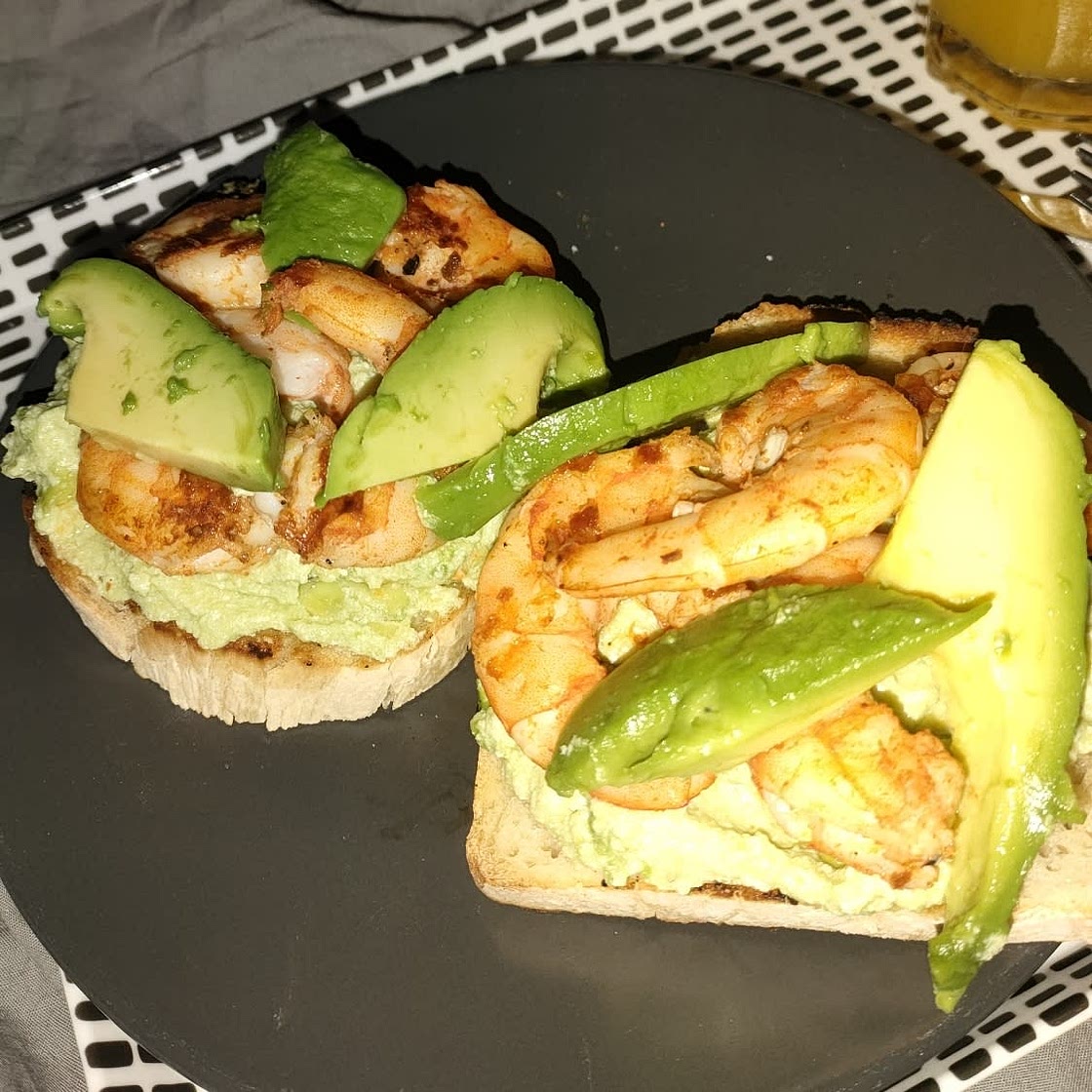 Tostas de requeijão e salmão fumado