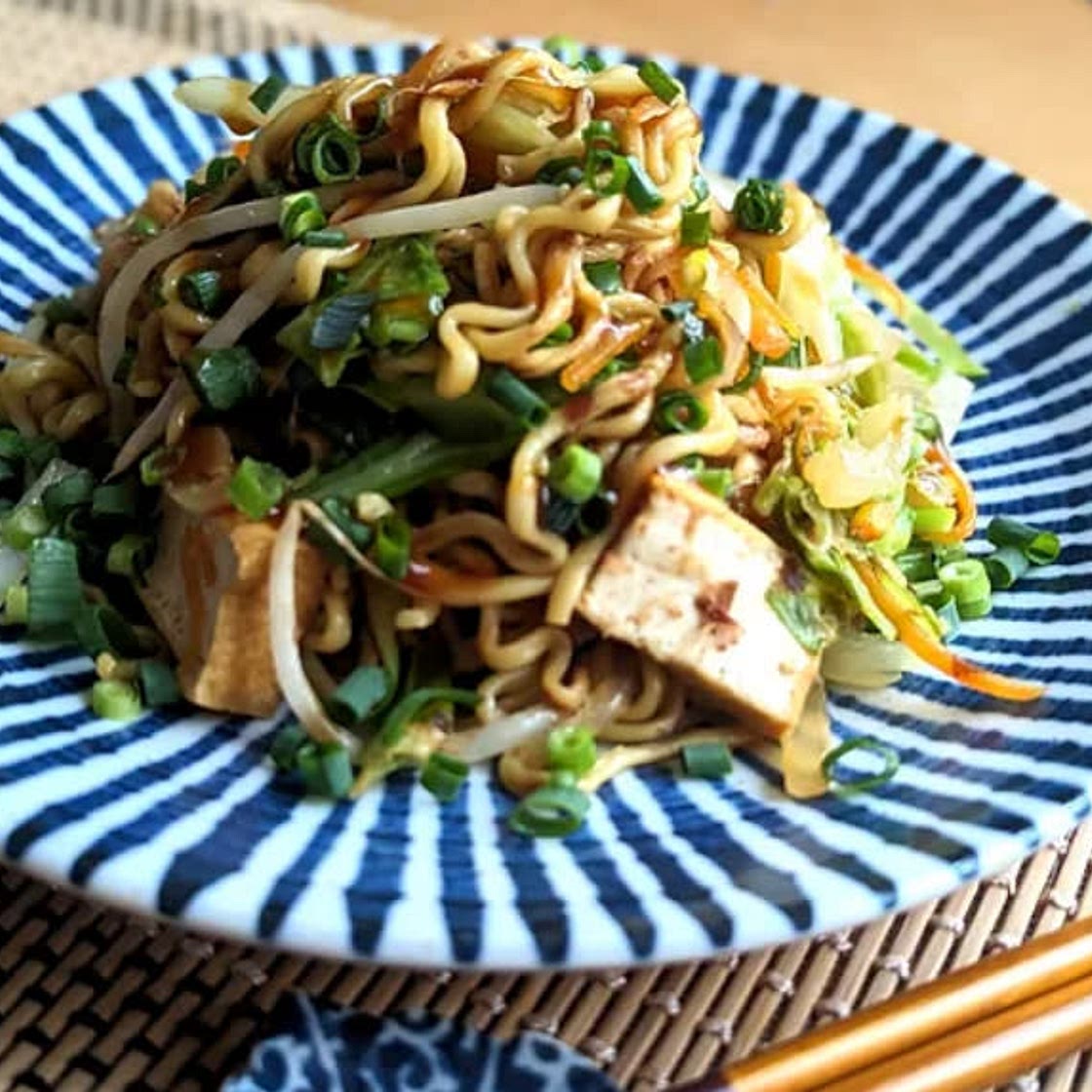<YAKI SOBA WITH TOFU AND VEGETABLES/  焼きそば>