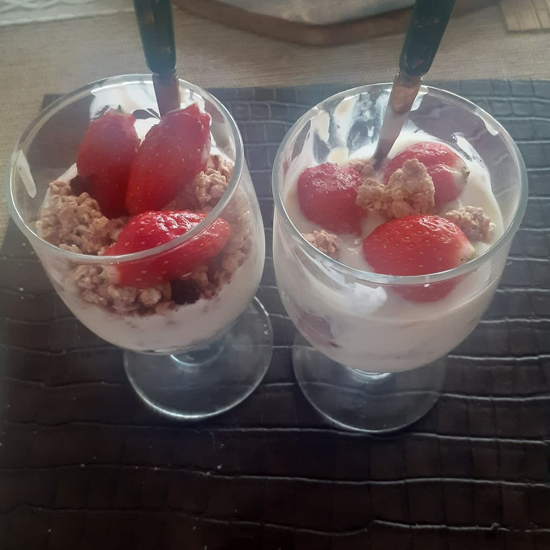 Parfait au yaourt grec, céréales et petits fruits