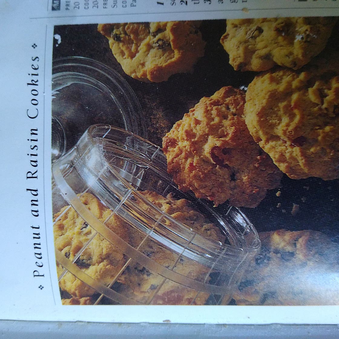 Peanut and raisins cookies