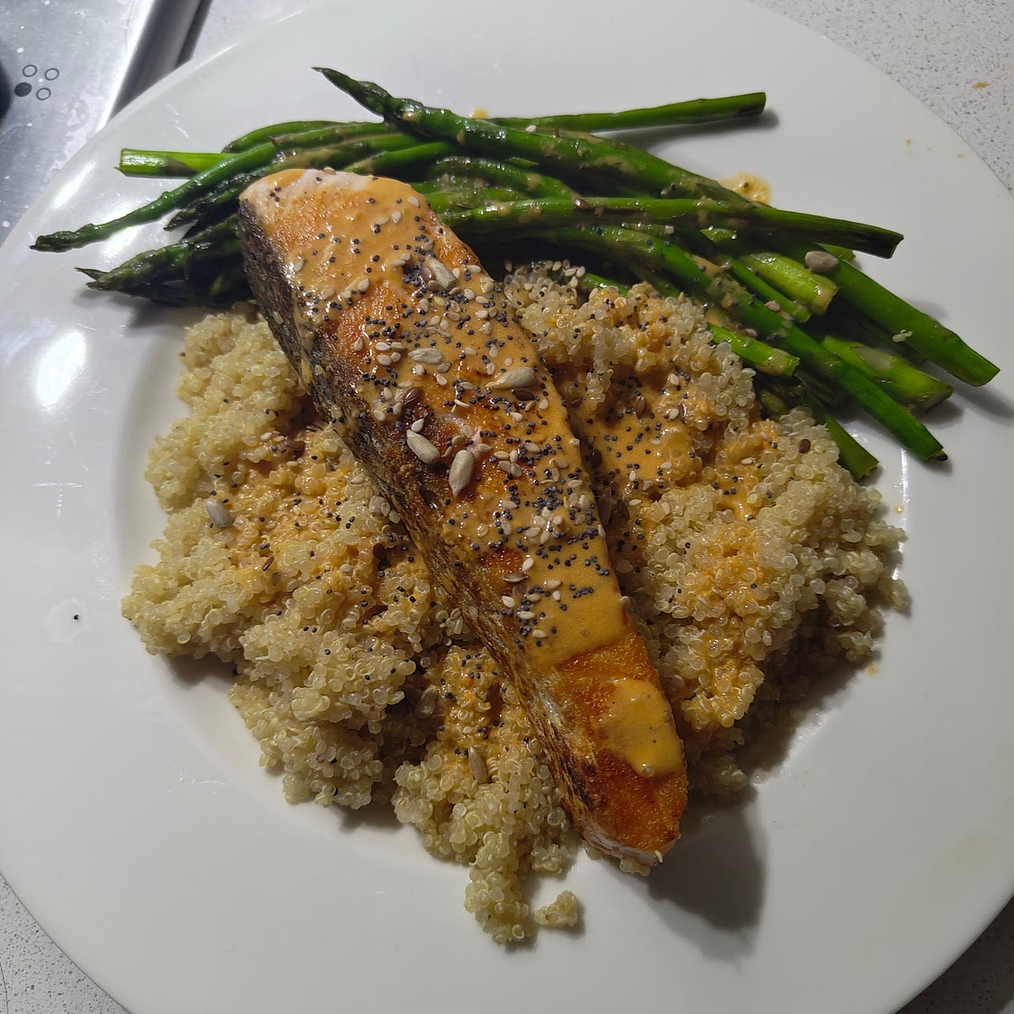 Salmon con espárragos y quinoa