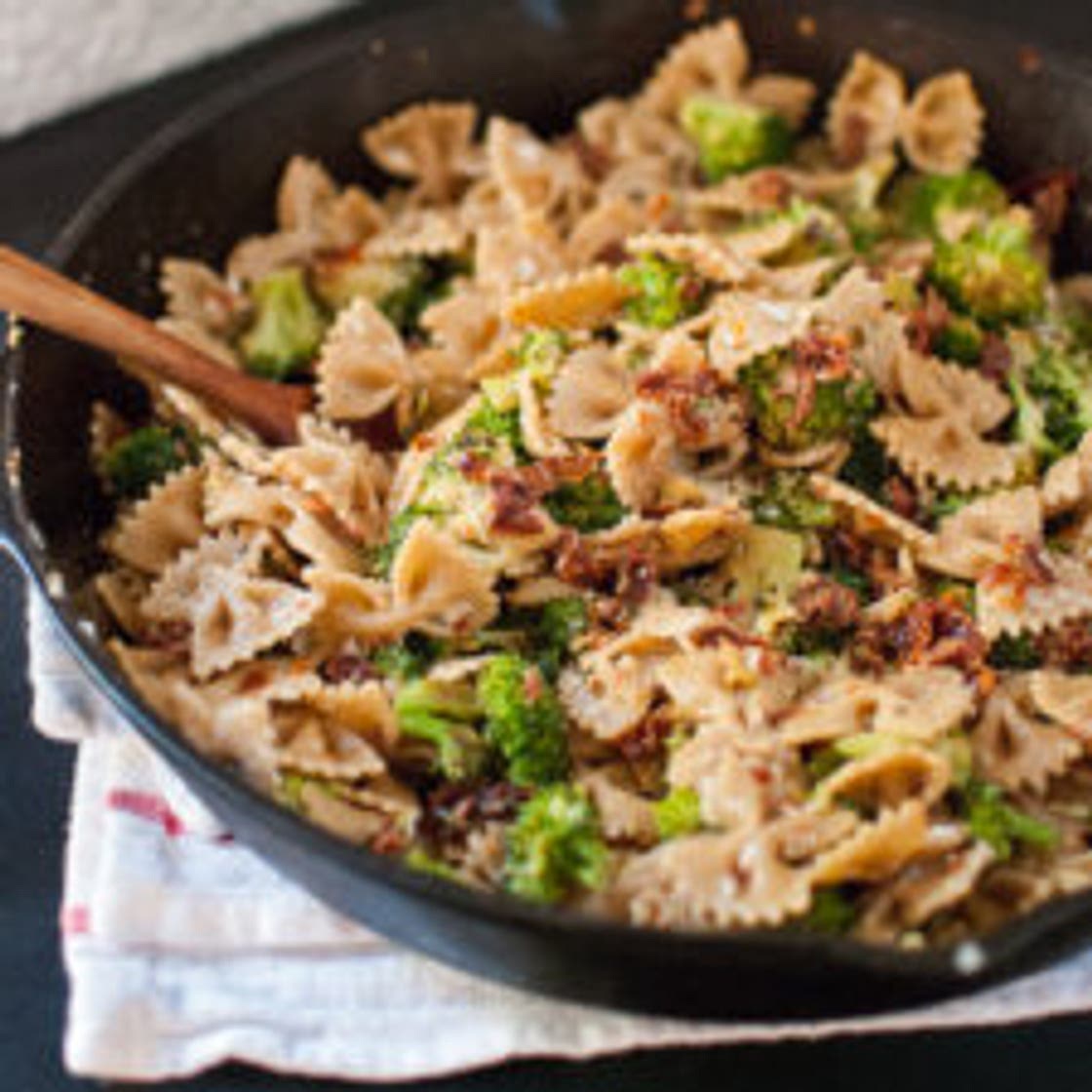 Spicy Sun-Dried Tomato and Broccoli Pasta