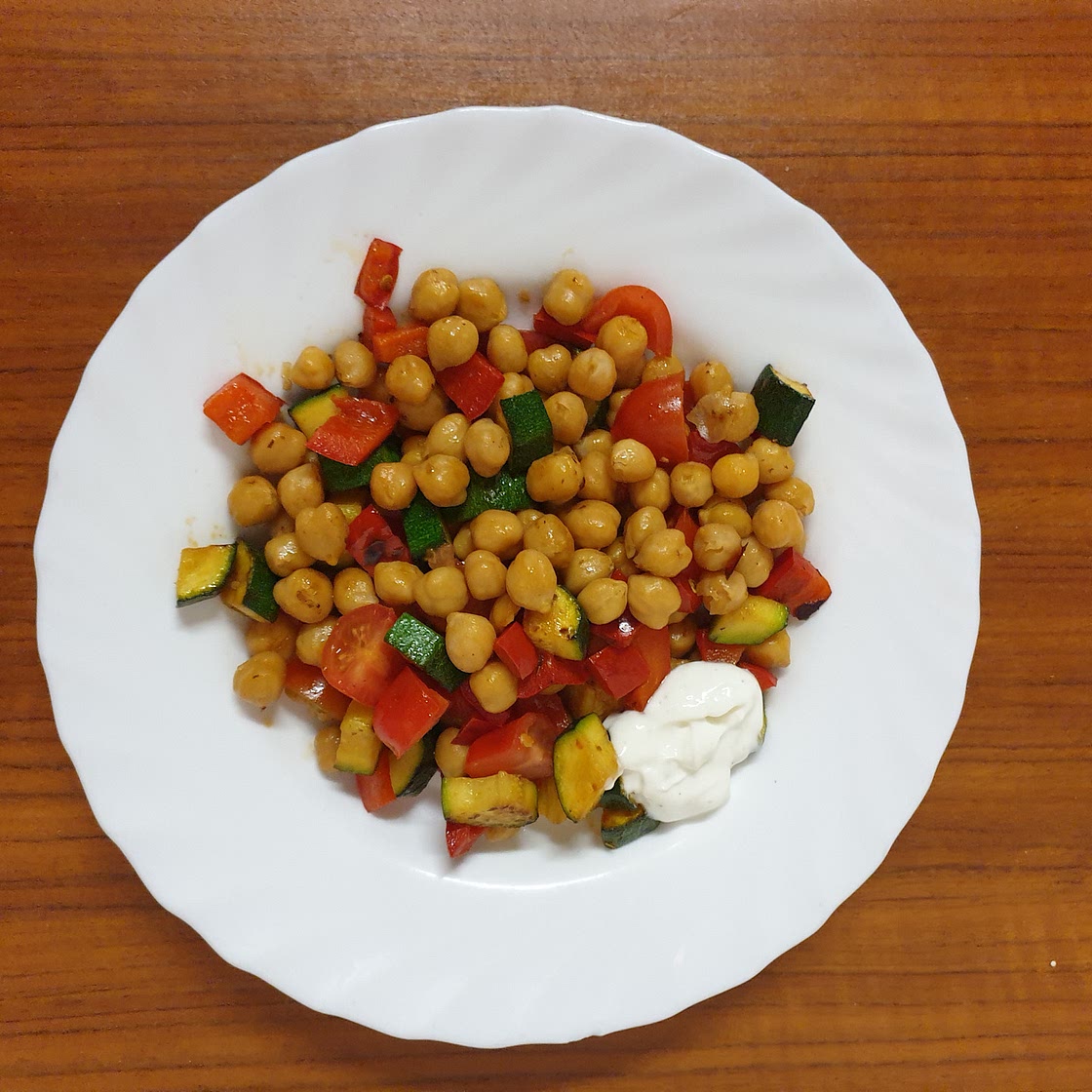 Chickpeas and veggies salad