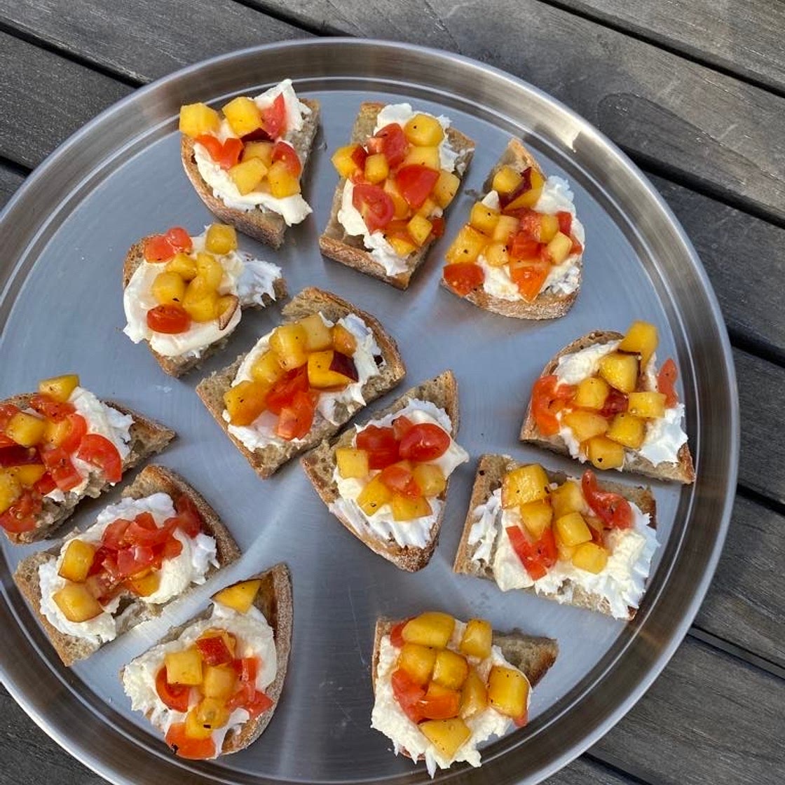 Bruschetta med nektarin, tomat, chèvre och marscapone