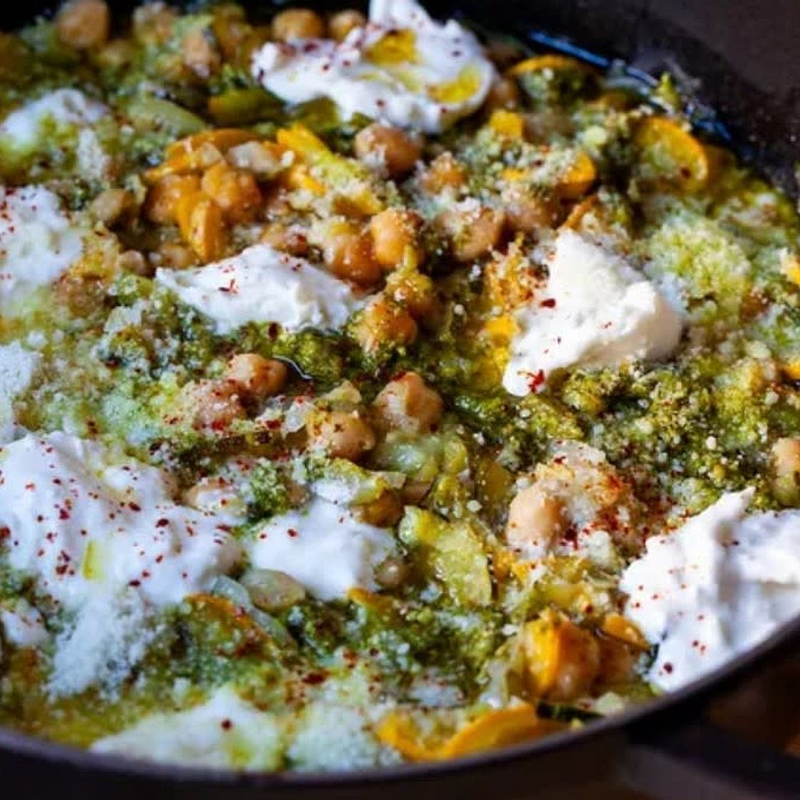 Braised chickpeas with zucchini and pesto