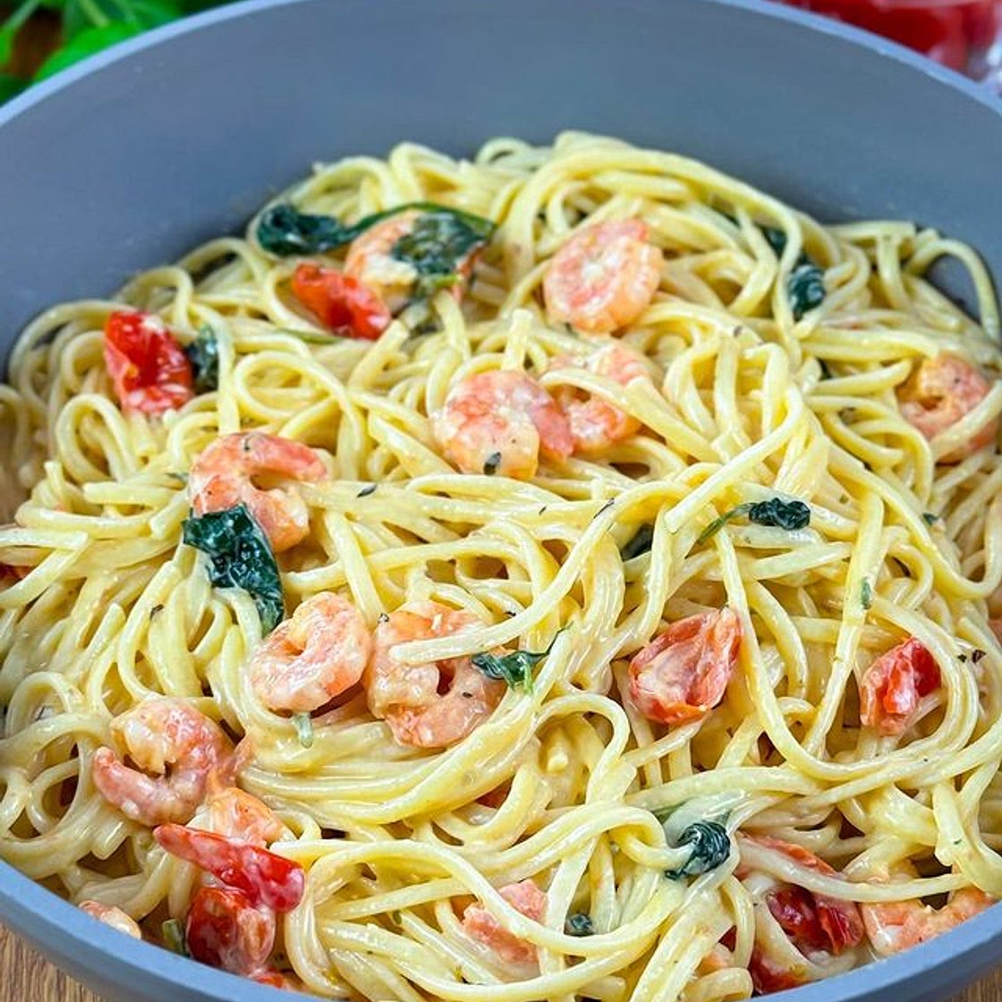 Pasta mit Garnelen, Tomaten und Blattspinat