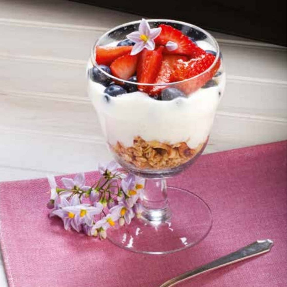 Yogurt con arándanos y frutillas