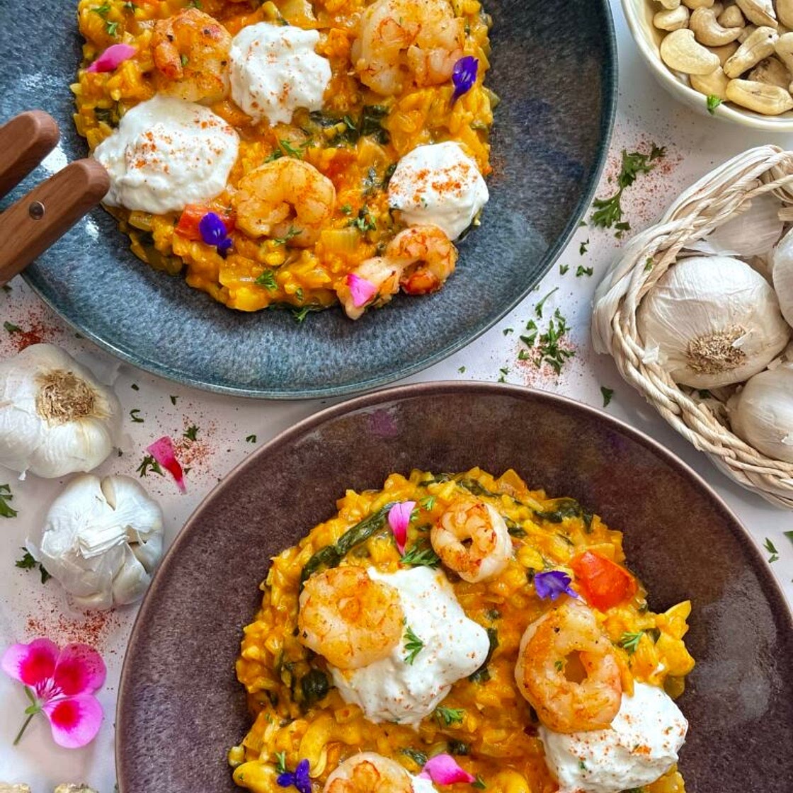 Rode curry risotto met gamba's en burrata