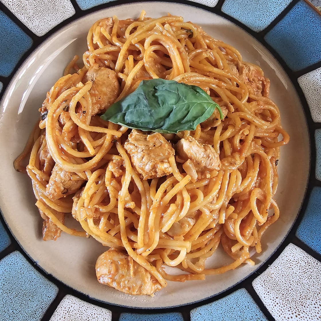 One Pot Pasta with chicken and tomato sauce