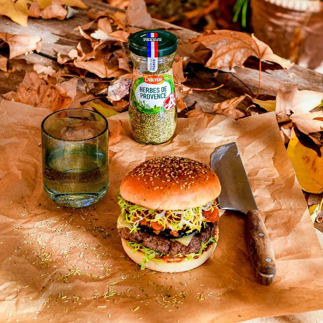 Recette de Burger fait maison avec sauce au cheddar