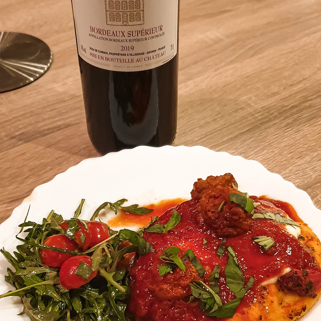 Boulettes sauces tomates sur pain turc.